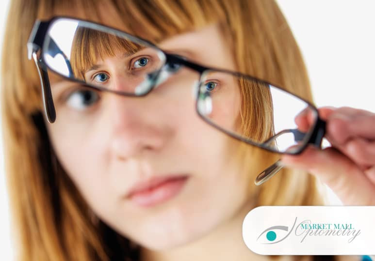 Market Mall Optom - Blog -How An Eye Doctor Tests For Astigmatism During An Eye Exam